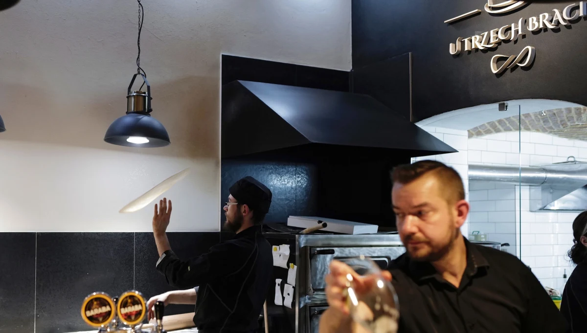 Miała być szybka kara, a tymczasem nie ma żadnej decyzji. Sanepid wczoraj miał zdecydować o ewentualnej karze dla cieszyńskiej restauracji "U Trzech Braci", który w zeszłym tygodniu otworzyła się mimo zakazów związanych z pandemią. Teraz się okazuje, że na decyzję trzeba poczekać co najmniej kilka dni. 