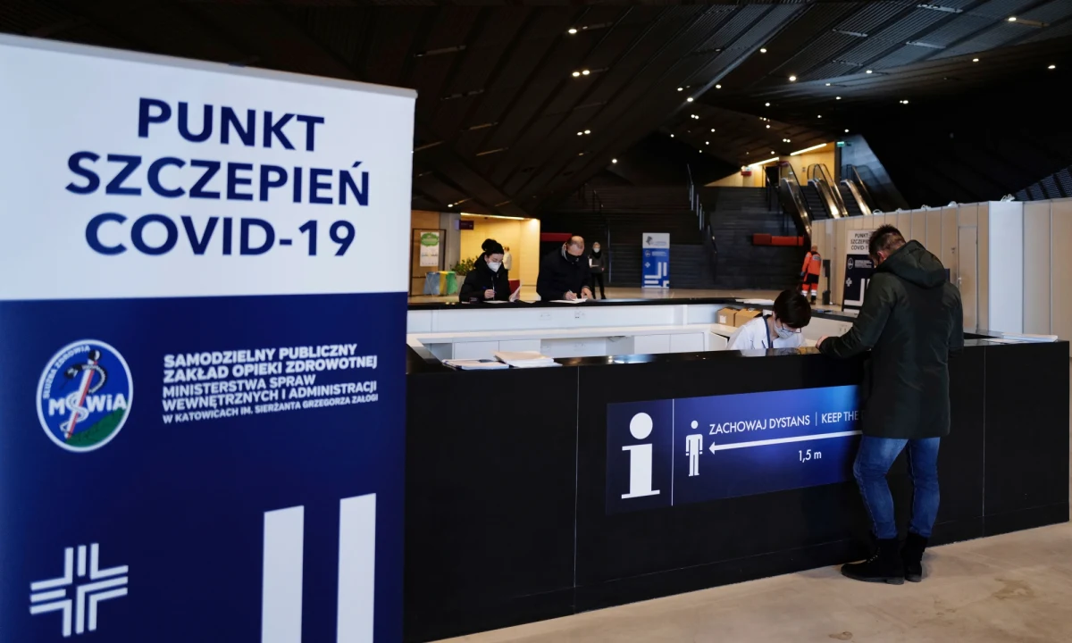 W tym tygodniu wchodzimy w kluczowy etap szczepień; od 15 stycznia osoby powyżej 80. roku życia będą mogły rejestrować się na szczepienia; 22 stycznia otwarta zostanie rejestracja dla osób powyżej 70. roku życia - zapowiedział szef kancelarii premiera Michał Dworczyk. 15 stycznia zostanie uruchomiony formularz zgłoszenia chęci szczepienia dla wszystkich osób powyżej 18. roku życia.