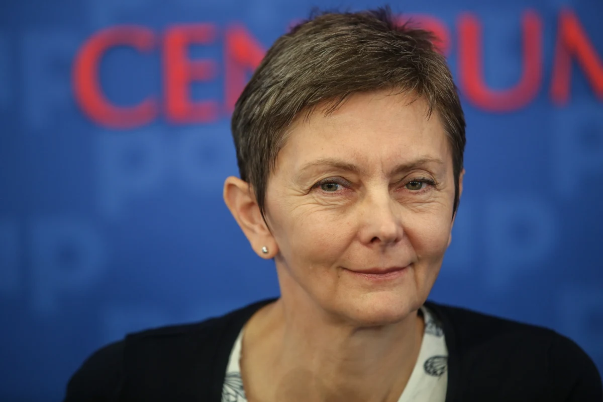 „Liczba raportowanych przypadków daje nam złudne poczucie bezpieczeństwa, bo większość osób nie zgłasza się na badania. Jestem przekonana, że przypadków jest więcej. Specjaliści prognozują, że nawet dwa, trzy razy więcej” – mówiła w Popołudniowej rozmowie w RMF FM prof. Joanna Zajkowska, podlaski wojewódzki konsultant do spraw epidemiologii z Uniwersyteckiego Szpitalu Klinicznego w Białymstoku. Jak dodaje, „Europejskie Centrum ds. Zapobiegania i Kontroli Chorób sygnalizuje, że istnieje realne ryzyko rozprzestrzeniania się nowych wariantów koronawirusa”.