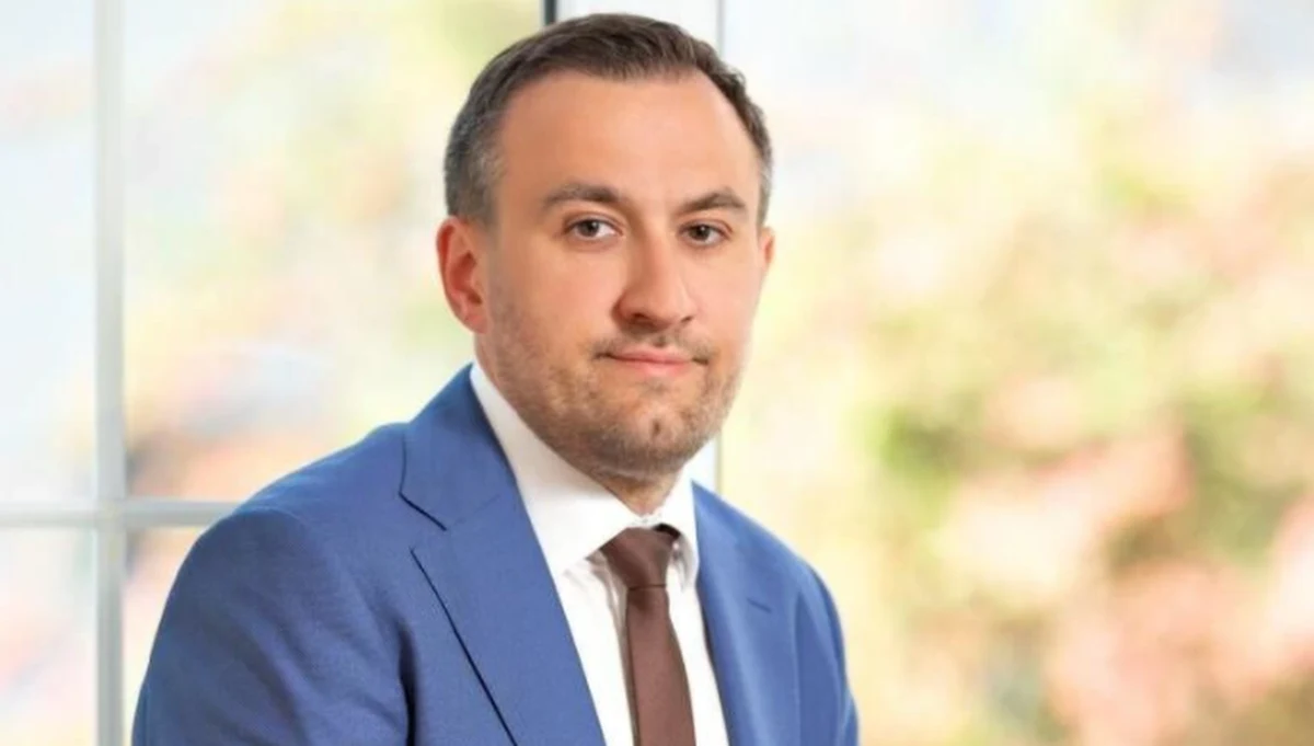 „To jest dla nas decyzją nieakceptowalną i świadczy o niejasnych i z pewnością niemerytorycznych motywacjach osób, które taką decyzję podjęły” – piszą samorządowcy w liście do Adama Niedzielskiego. Sygnatariusze bronią w nim szefa sanepidu na Pomorzu, którego pełniący obowiązki Głównego Inspektora Sanitarnego Krzysztof Saczka chce odwołać. „Tomasz Augustyniak potrafił merytorycznie współpracować z reprezentantami społeczności lokalnej, co miało kluczowe znaczenie dla jakości funkcjonowania inspekcji” – czytamy w liście wysłanym do szefa resortu zdrowia.
