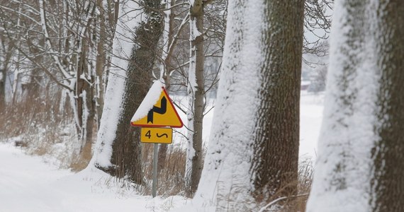 Małopolska, Śląsk oraz Dolny Śląsk. Czwartkowy poranek, w wielu miejscach Polski, powitał kierowców trudnymi warunkami na drogach. Było biało i ślisko - ostrzegaliście na Gorącą Linię RMF FM. Z piątku na sobotę temperatura spadnie miejscami do -19 st. C. 