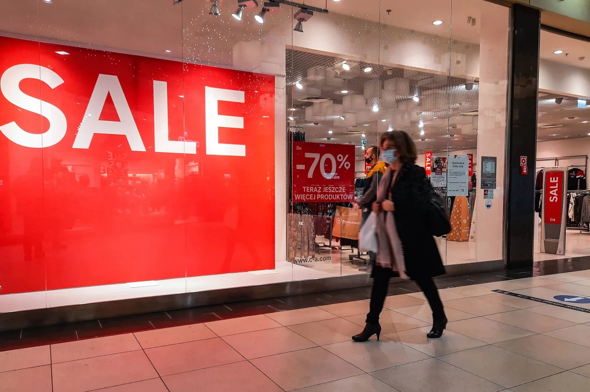 Rządowe plany zakładają, że luzowanie obostrzeń epidemicznych ma rozpocząć się od otwarcia sklepów w galeriach handlowych. Nie można wykluczyć, że dojdzie do tego 1 lutego. 
