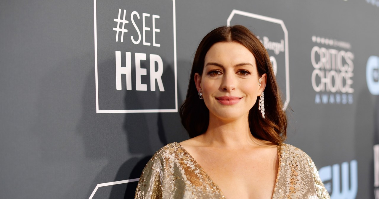 Anne Hathaway, która aktualnie promuje swój najnowszy film "Locked Down", przy okazji wirtualnej wizyty w popularnym programie "The Tonight Show", zdradziła, jak dyscyplinuje starszego syna. 38-letnia gwiazda ujawniła, że aby osiągnąć swój cel, wykorzystuje autorytet św. Mikołaja. Przyznaje, że efekt jest natychmiastowy.