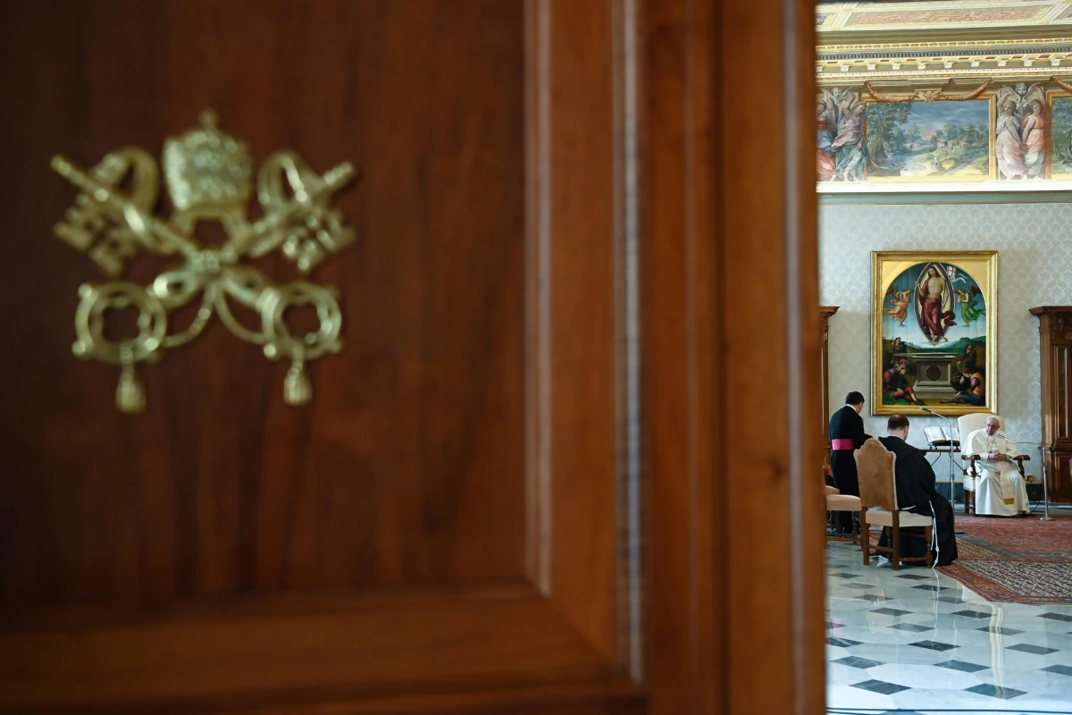 Papież Franciszek i jego emerytowany poprzednik Benedykt XVI zostali zaszczepieni przeciwko Covid-19 - potwierdził w czwartek dyrektor biura prasowego Watykanu Matteo Bruni. Obaj otrzymali pierwszą dawkę szczepionki.