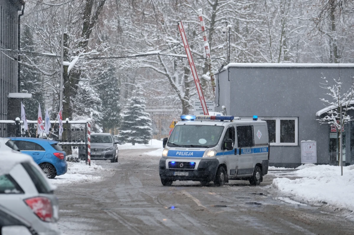 W produkujących materiały wybuchowe zakładach Nitroerg w Bieruniu w woj. śląskim doszło do eksplozji. Na miejscu było dwóch przeszkolonych pracowników firmy. Jeden zginął na miejscu, a drugi trafił do szpitala. Okoliczności wybuchu wyjaśniają: powołana w zakładzie komisja ekspertów oraz policja i prokuratura.
