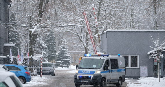 W produkujących materiały wybuchowe zakładach Nitroerg w Bieruniu w woj. śląskim doszło do eksplozji. Na miejscu było dwóch przeszkolonych pracowników firmy. Jeden zginął na miejscu, a drugi trafił do szpitala. Okoliczności wybuchu wyjaśniają: powołana w zakładzie komisja ekspertów oraz policja i prokuratura.