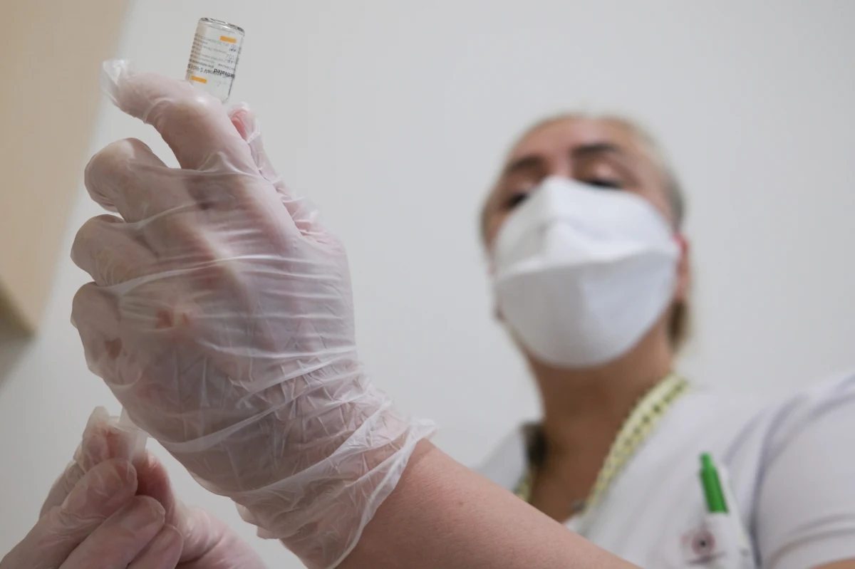 750 dolarów - tyle właśnie żądają oszuści żądają za rzekome szczepionki przeciwko Covid-19 dla jednej osoby. Niektórzy sprzedawcy oferują nawet 10 tys. dawek za 30 tys. dolarów - pisze portal tygodnika "Spiegel".