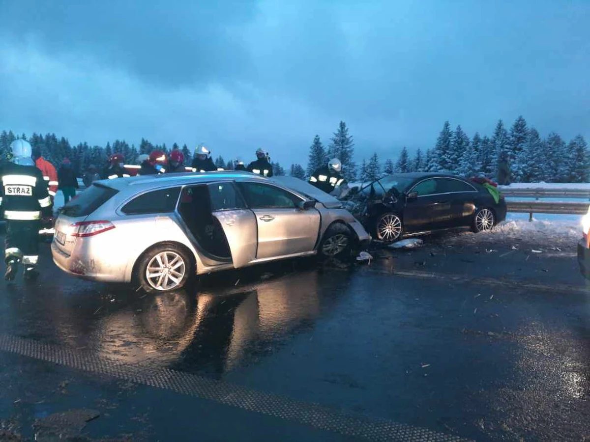 Jedna osoba zginęła, a cztery zostały ranne w wypadku na zakopiance. Doszło do niego w Krzeczowie między Lubniem a Skomielną Białą.