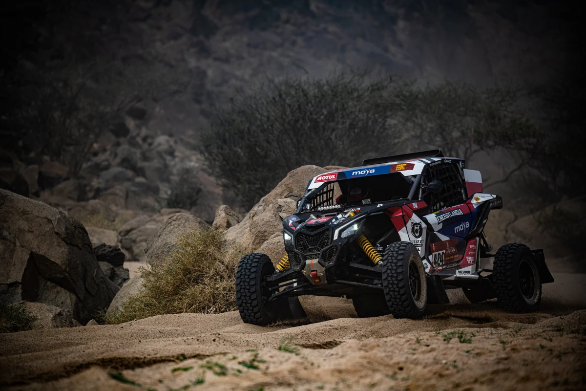 Rajd Dakar 2021 w piątek dotrze do mety w saudyjskiej Dżuddzie, skąd zawodnicy wyruszyli w trasę 12 dni temu. Na mecie przedostatniego etapu, który liczył 600 kilometrów z Al-Ula do Yanbu w komplecie zameldowały się załogi Energylandia Rally Team.