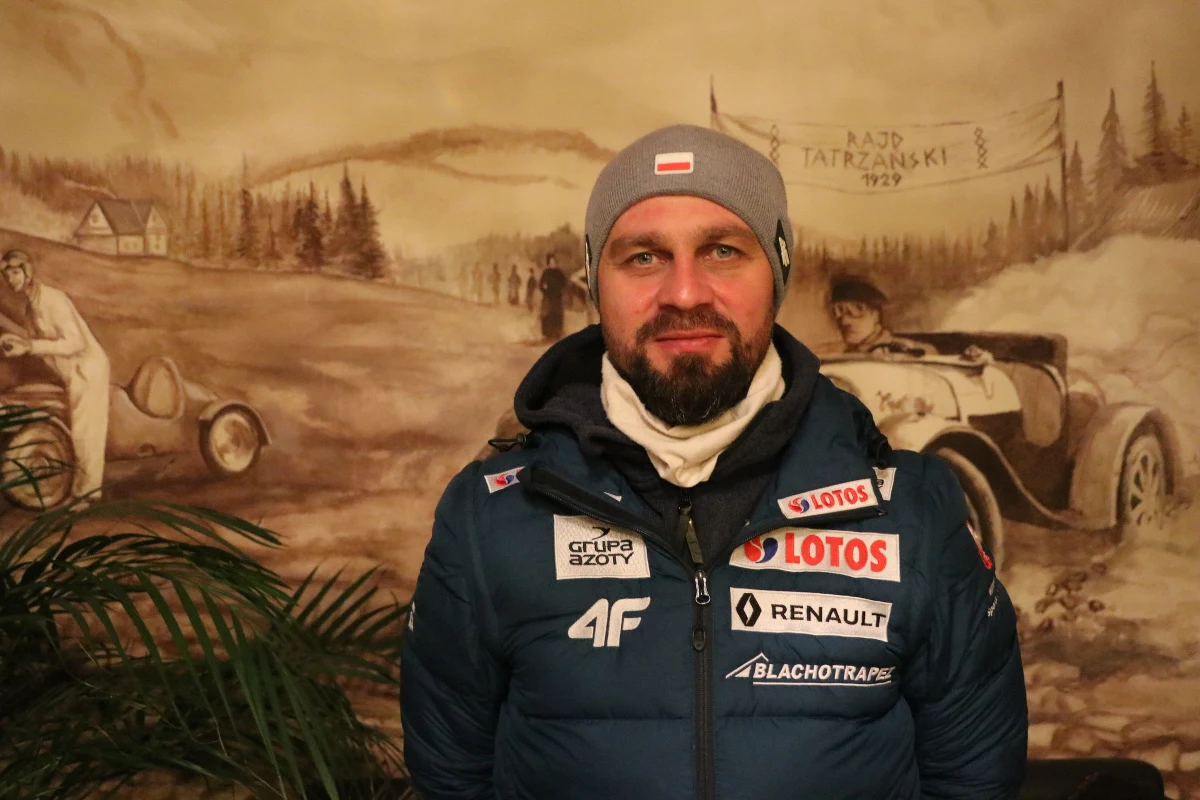 „Niskie temperatury nie są już obecnie tak groźne dla skoczków. Jeśli w Zakopanem temperatury są tak niskie to jest niemal bezwietrznie. Spodziewam się ciekawego konkursu w równych warunkach” - mówi były skoczek narciarski, a dziś asystent w naszej żeńskiej reprezentacji Marcin Bachleda. W rozmowie z Patrykiem Serwański opowiedział nie tylko o swoich oczekiwaniach związanych z konkursami Pucharu Świata w Zakopanem, ale także o pustych z powodu pandemii trybunach oraz o planach kobiecej kadry. Na Wielkiej Krokwi późnym popołudniem odbędą się kwalifikacje do niedzielnego konkursu indywidulanego. Na liście startowej znalazło się siedmiu biało-czerwonych.
