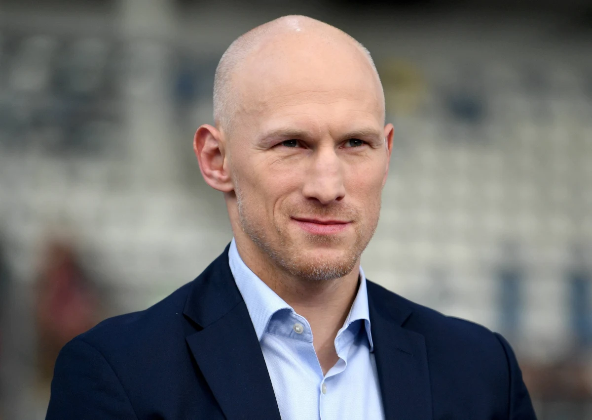 Pięściarz Krzysztof "Diablo" Włodarczyk trafił za kratki. Jak donosi "Super Express", były mistrz świata federacji WBC i IBF w wadze junior ciężkiej rozpoczął właśnie odsiadywanie 5-miesięcznego wyroku za prowadzenie auta bez prawa jazdy.