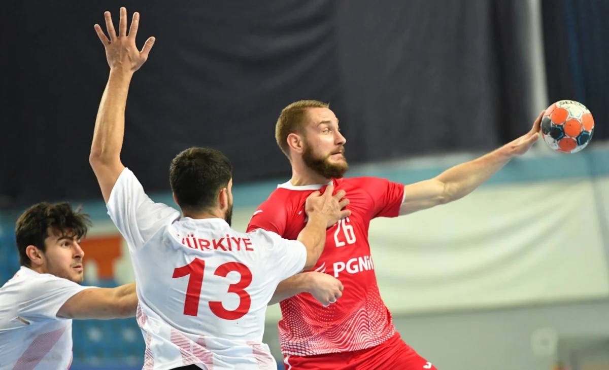 Meczem z wicemistrzem Afryki Tunezją Polacy rozpoczną w piątek zmagania w grupie B mistrzostw świata piłkarzy ręcznych w Egipcie. Spotkanie odbędzie się o godz. 20.30 w New Capital Sports Hall, około 50 km od Kairu.