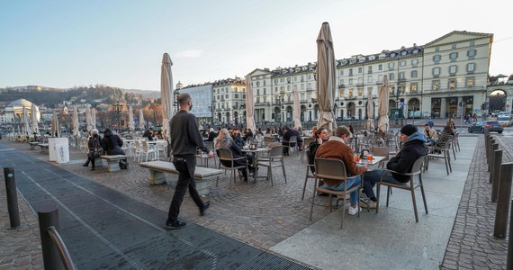 "Ja otwieram" - to hasło akcji 50 tysięcy właścicieli barów i restauracji we Włoszech, którzy od piątku w ramach protestu przeciwko rządowym restrykcjom będą obsługiwać klientów przez cały dzień, także poza dozwolonymi godzinami. Mówią, że walczą o przetrwanie. 