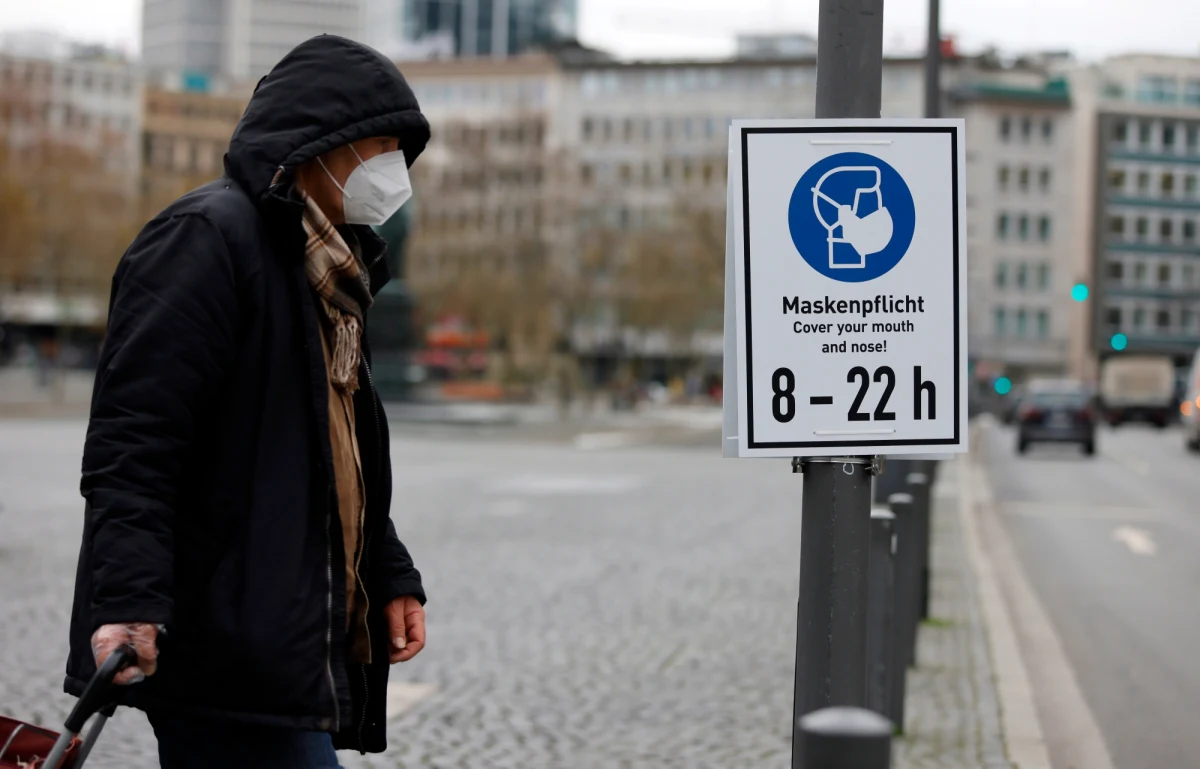 Kolejne państwa Europy przedłużają ograniczenia lub wprowadzają nowe, by powstrzymać pandemię koronawirusa. We Francji godzina policyjna będzie obowiązywała od g. 18. Obostrzenia przedłużono m.in. we Włoszech, Holandii i Szwajcarii. Kanclerz Niemiec Angela Merkel według mediów powiedziała, że kwarantanna w jej kraju może zakończyć się dopiero w kwietniu.