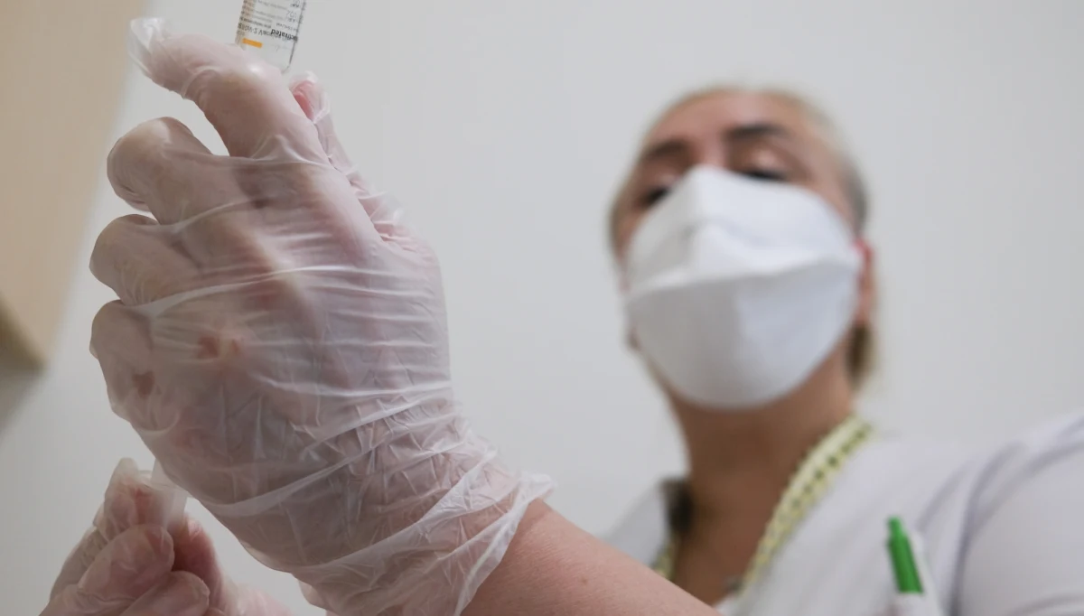 Komisja Europejska informuje, że podpisała umowy na dostawę szczepionek przeciwko Covid-19 z 6 firmami. To AstraZeneca (400 milionów dawek), Sanofi-GSK (300 milionów dawek), Johnson & Johnson (400 milionów dawek), Pfizer/BioNTech (600 milionów dawek), CureVac (405 milionów dawek) i Moderna (160 milionów dawek). Wstępne rozmowy na temat dostawy szczepionek zakończono także z firmą Novavax (do 200 milionów dawek).