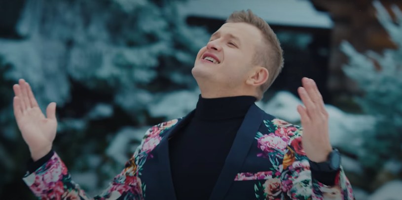 Były wokalista discopolowej grupy Piękni i Młodzi prezentuje swój kolejny teledysk. Dawid Narożny teraz wypuścił piosenkę "Pokochaj mnie".