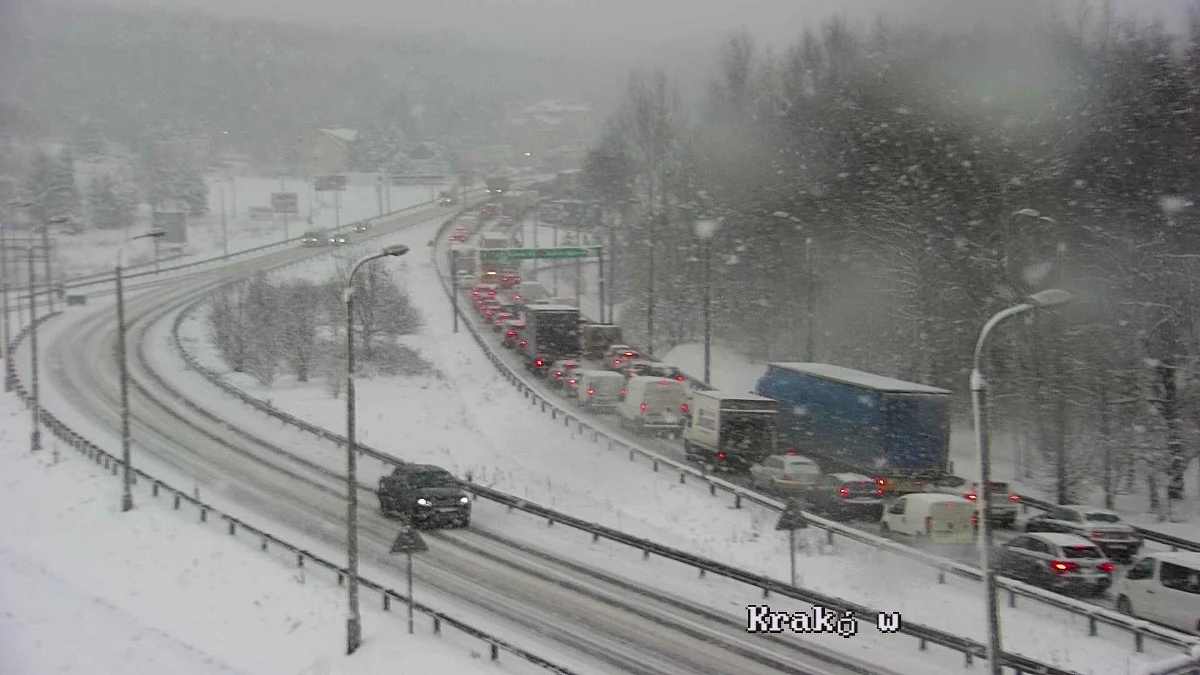 ​Trudna sytuacja na małopolskich drogach. W regionie pada śnieg. Wiele tras zrobiło się białych, a to oznacza korki i kolizje. Na autostradzie A4 w w kierunku Krakowa zderzyły się trzy samochody ciężarowe i trzy osobowe. Dwie osoby zostały ranne - to kobieta z dzieckiem.