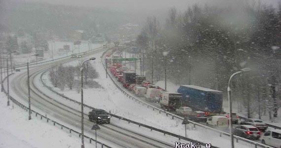 ​Trudna sytuacja na małopolskich drogach. W regionie pada śnieg. Wiele tras zrobiło się białych, a to oznacza korki i kolizje. Na autostradzie A4 w w kierunku Krakowa zderzyły się trzy samochody ciężarowe i trzy osobowe. Dwie osoby zostały ranne - to kobieta z dzieckiem.