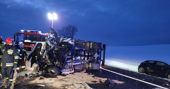 Dwie osoby zginęły, a jedna została ranna w zderzeniu trzech samochodów i busa na drodze krajowej numer 91 w Szprudowie w Pomorskiem.