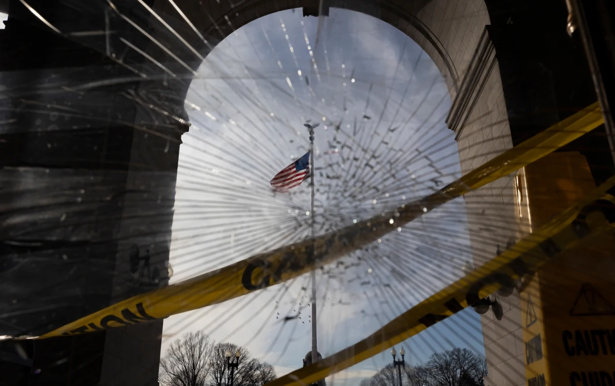 „Co najmniej 21 obecnych lub byłych członków sił zbrojnych lub organów ścigania USA zostało zidentyfikowanych jako uczestnicy zamieszek na Kapitolu lub osoby przebywające w pobliżu 6 stycznia; kilkunastu jest objętych śledztwem” - podaje w piątek agencja AP.