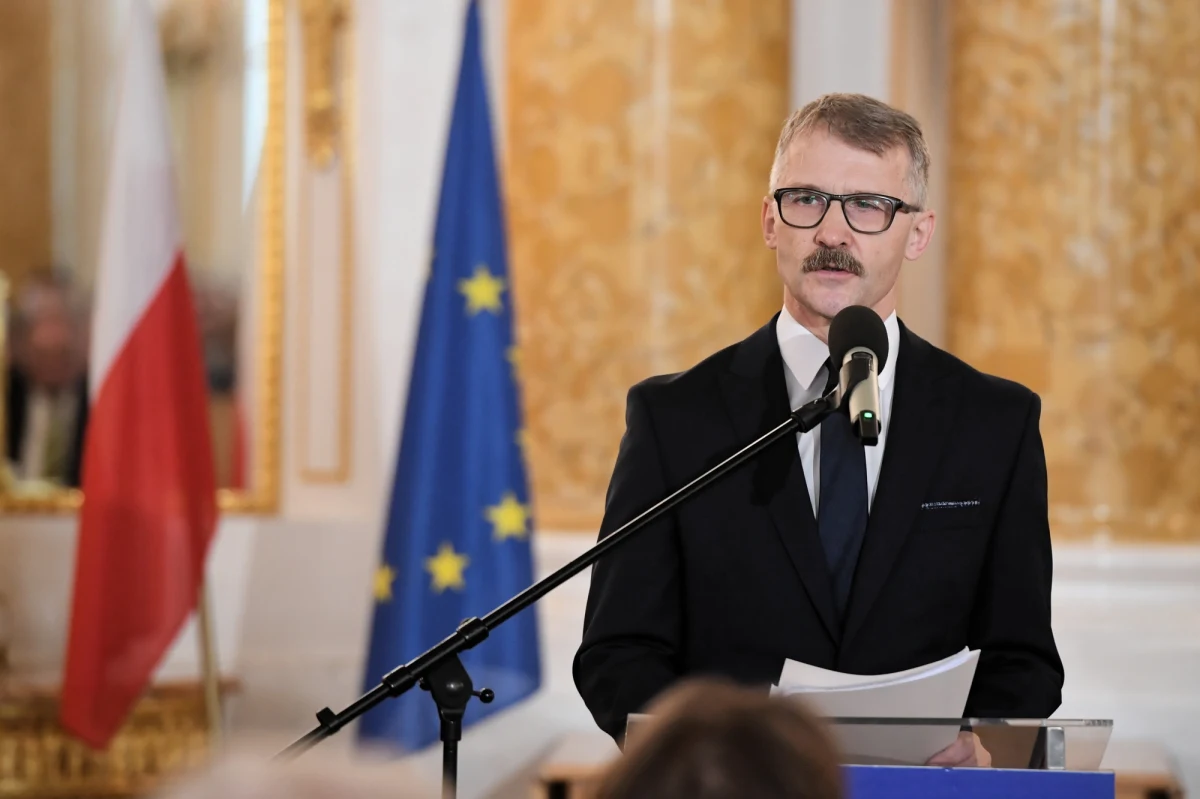 Trwa spotkanie Leszka Mazura - odwołanego z funkcji przewodniczącego nowej Krajowej Rady Sądownictwa - z Pierwszą Prezes Sądu Najwyższego - dowiedział się dziennikarz RMF FM Patryk Michalski. Jak ustalił reporter RMF FM Leszek Mazur  może przedstawić Pierwszej Prezes Sądu Najwyższego swoje wątpliwości wobec jego odwołania. Sędzia podkreśla, że to sytuacja, która nigdy się nie wydarzyła, przepisy nie dają możliwości odwołania przewodniczącego. 