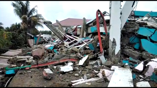 Po trzęsieniu ziemi w Indonezji trwają akcje ratunkowe. Podczas akcji odgruzowywania szpitala Mitra Manakarra odnaleziono żywą kobietę.