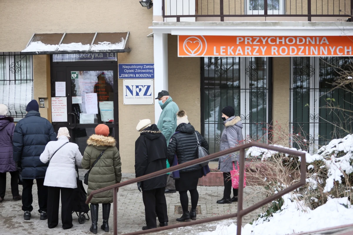 „Do tej pory zarejestrowało się na szczepienia 127 796 seniorów powyżej 80. roku życia” – przekazał na konferencji prasowej szef kancelarii premiera Michał Dworczyk.