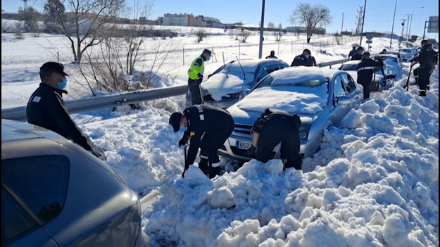 Wciąż trwa trudna sytuacja w Hiszpanii. Wszystko związane jest z panującą pogodą i niespotykaną ilością śniegu w tym rejonie. Na ratunek Madrytowi ruszyło wojsko, które pomaga między innymi odkopać samochody z zasp śnieżnych.