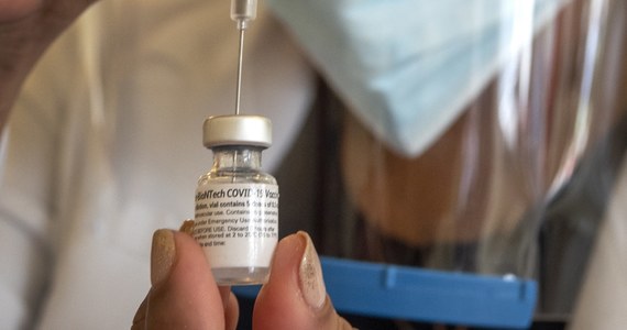 Norweski Instytut Zdrowia Publicznego oznajmił w piątek, że koncern Pfizer zdecydował się tymczasowo ograniczyć dostawy szczepionek przeciw Covid-19 dla całej Europy. Powodem są starania firmy, by zwiększyć produkcję preparatu.