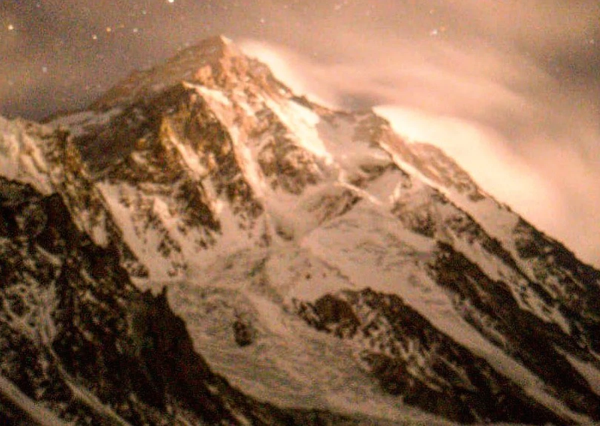 Czterej Szerpowie z kilku wypraw działających na K2 (8611 m) w Karakorum połączyli siły i dotarli do 7800 m. Jest to zimowy rekord wysokości na ostatnim niezdobytym ośmiotysięczniku o tej porze roku.