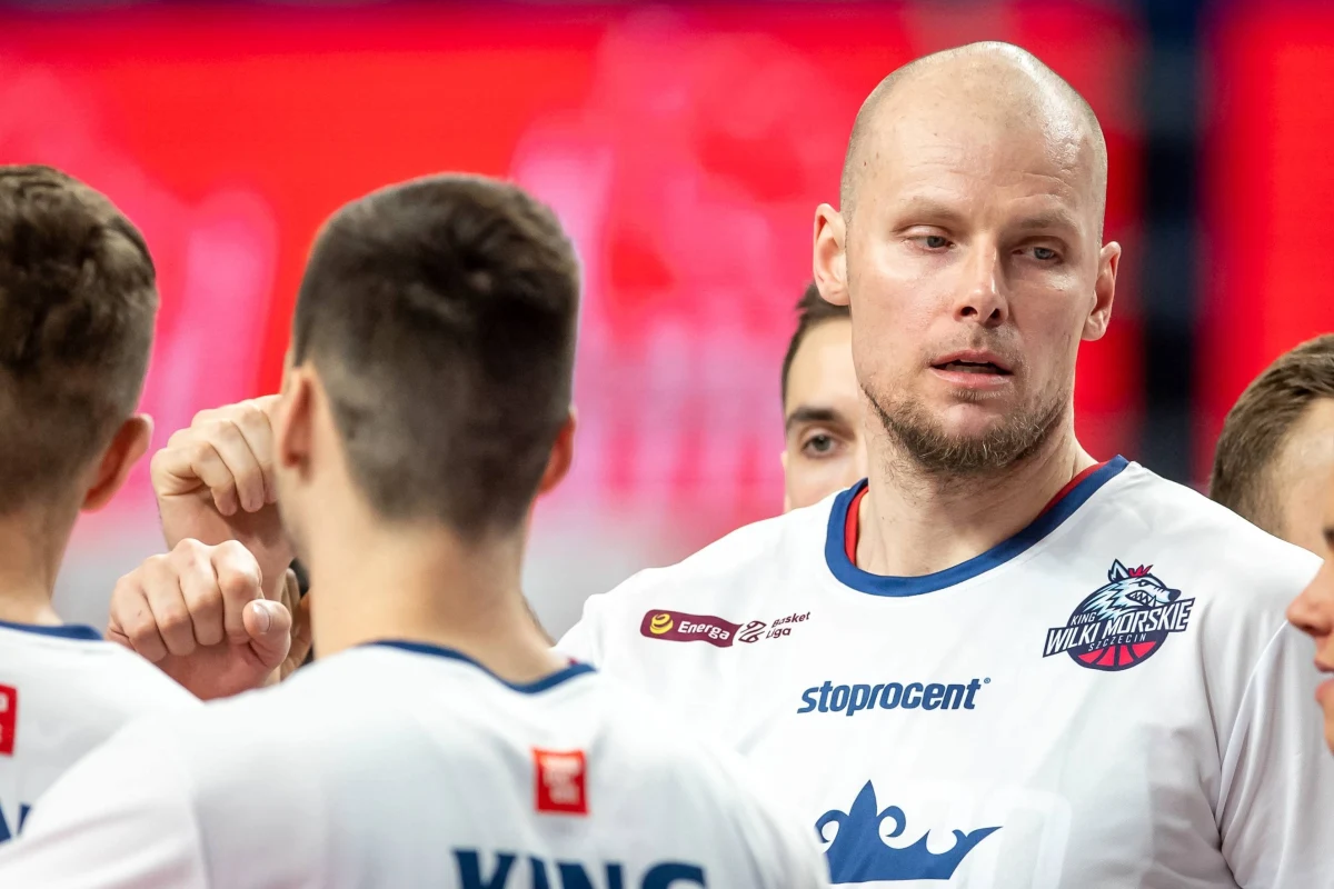 ​Wśród 24 zawodników powołanych przez trenera reprezentacji Polski Mike’a Taylora na lutowe mecze eliminacji mistrzostw Europy koszykarzy z Hiszpanią i Rumunią w +bańce+ w Gliwicach po długiej nieobecności pojawili się Adam Waczyński i Maciej Lampe.