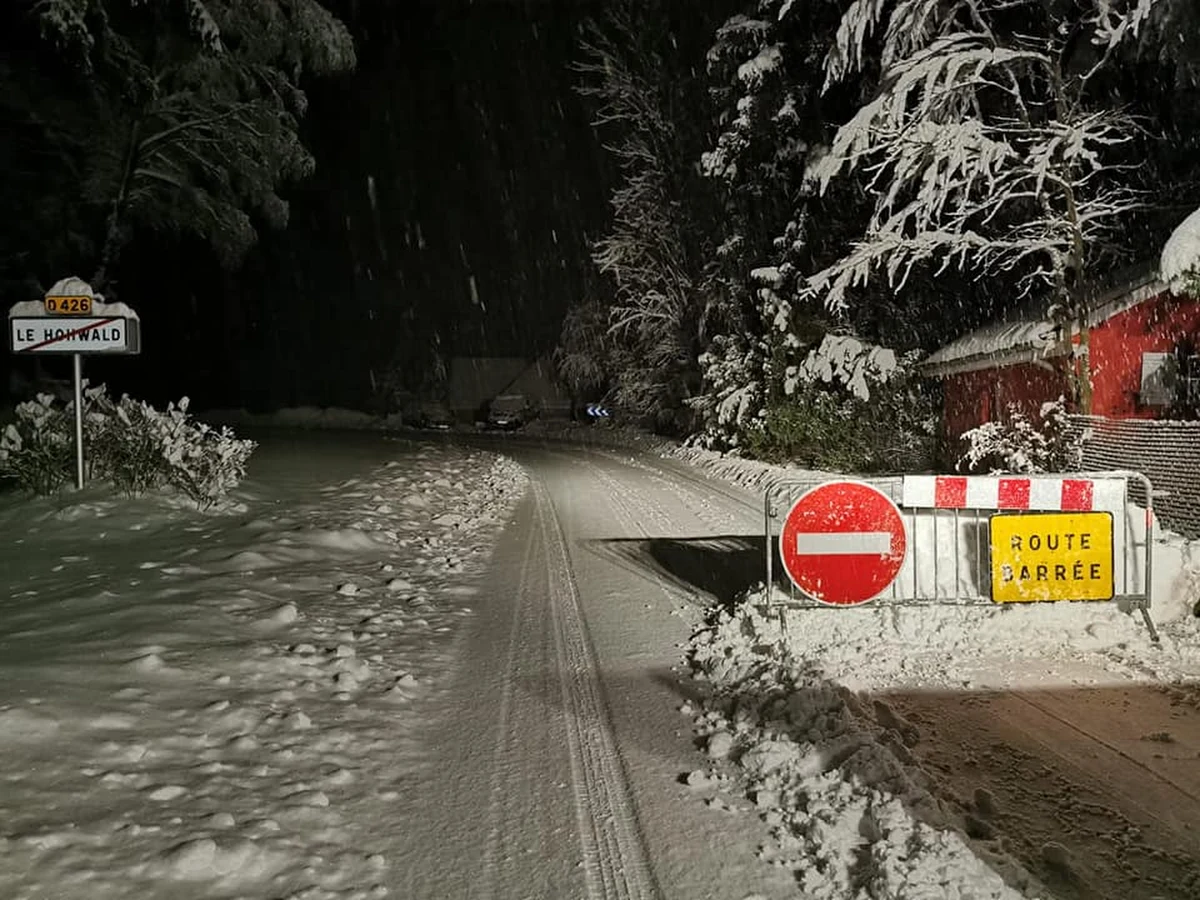 Chaos na drogach wschodniej części Francji, zwłaszcza w Alzacji przy granicy z Niemcami. Powód? Wichury i śnieżyce. 