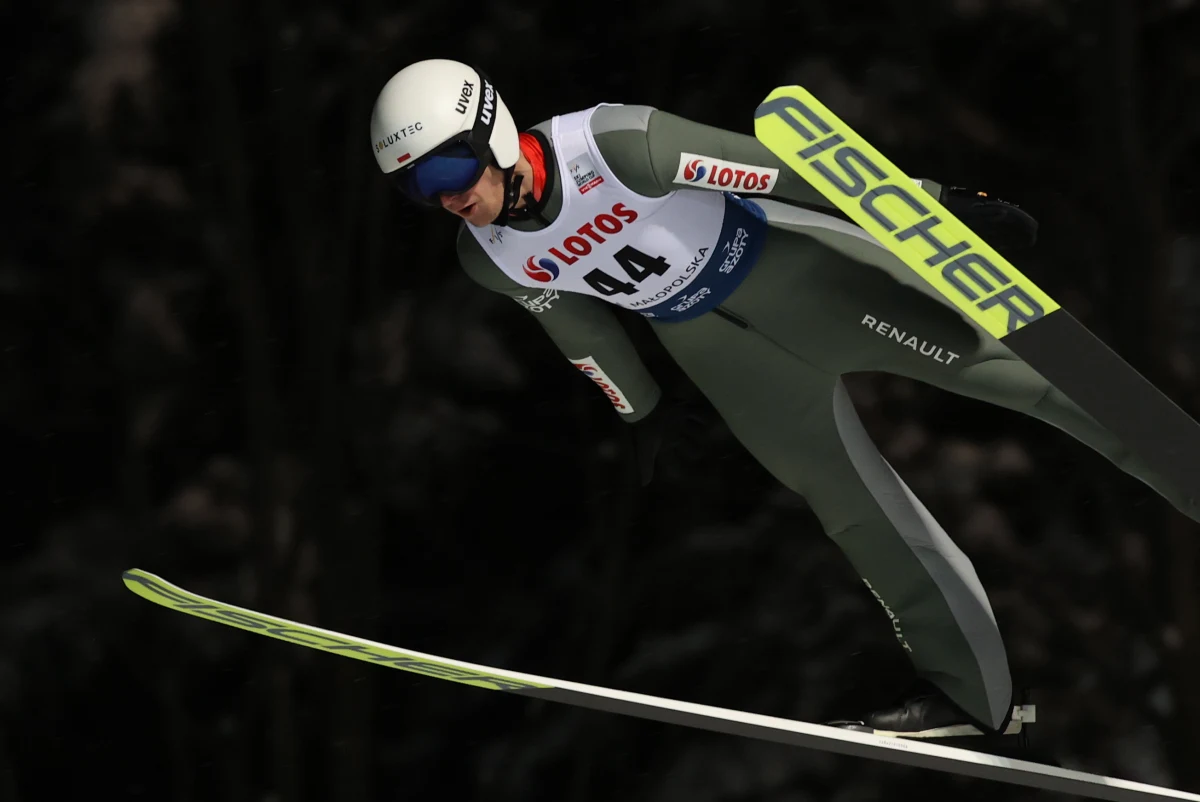 Zakopane jest w ten weekend gospodarzem Pucharu Świata w skokach narciarskich. Kwalifikacje do niedzielnych zawodów indywidualnych zwyciężył Yukiya Sato. Drugie miejsce zajął Markus Eisenbichle. Trzecia pozycja na podium przypadła polskiemu skoczkowi - Andrzejowi Stękale. Zdyskwalifikowany został Piotr Żyła.