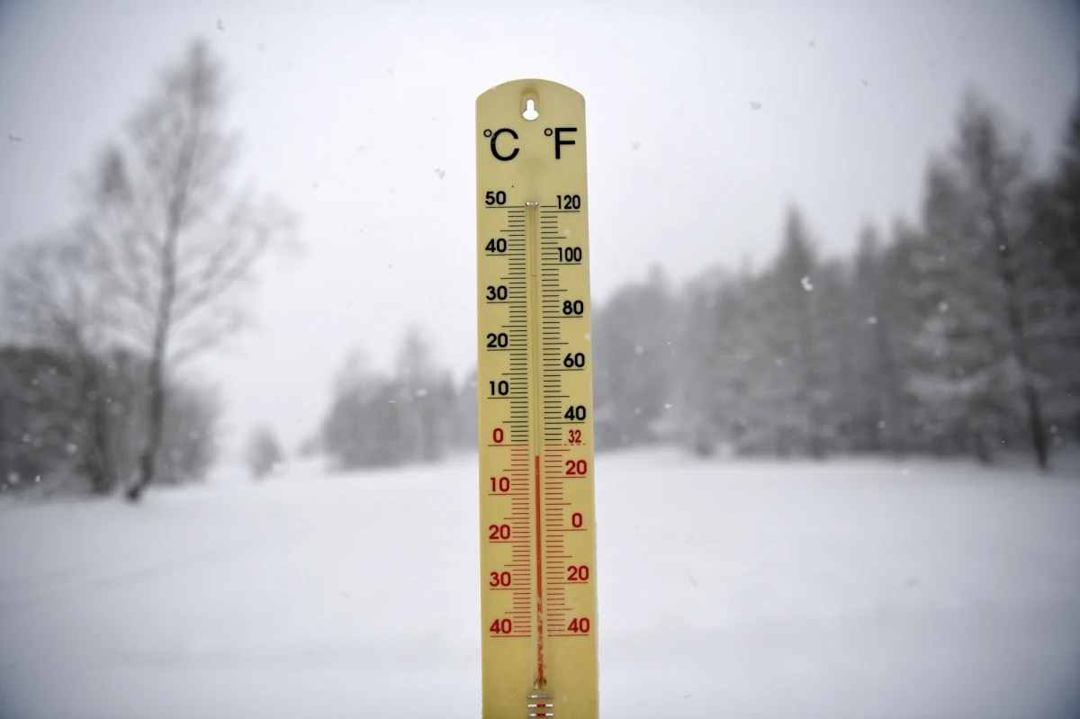 Mroźna noc czeka mieszkańców powiatu tatrzańskiego i wschodniej części Polski.  Temperatura spadnie poniżej -15 stopni Celsjusza. Na Pomorzu 
możliwy intensywny śnieg. Lokalnie może tam spaść do 20 cm świeżego puchu - ostrzega Instytut Meteorologii i Gospodarki Wodnej.