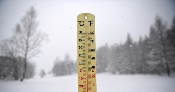 Mroźna noc czeka mieszkańców powiatu tatrzańskiego i wschodniej części Polski.  Temperatura spadnie poniżej -15 stopni Celsjusza. Na Pomorzu 
możliwy intensywny śnieg. Lokalnie może tam spaść do 20 cm świeżego puchu - ostrzega Instytut Meteorologii i Gospodarki Wodnej.