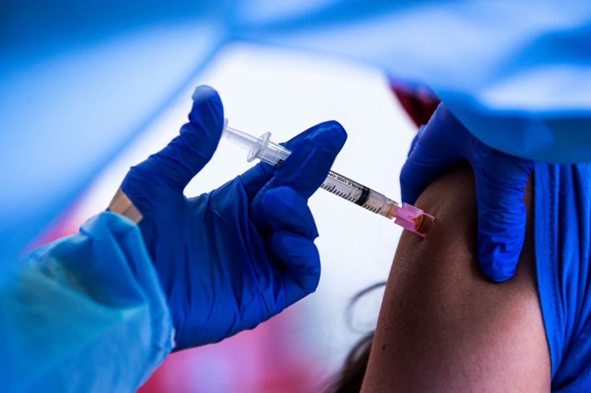 "W najbliższy poniedziałek otrzymamy o 40 proc. mniej szczepionek od firmy Pfizer, zmniejszone ilości będą dostarczane przez 3-4 tygodnie, potem będą zwiększone dostawy" - takie informacje od firmy Pfizer przekazał w TVN24 szef kancelarii premiera Michał Dworczyk.