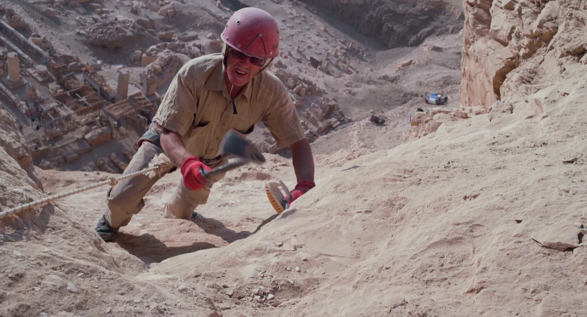Tysiące ton kamieni do usunięcia. Mrówcza praca w upale i pyle – czasem na kolanach i ze szczoteczką w ręku. Szukanie na ogromnym zboczu głazów wskazujących na ingerencję człowieka. Wielki wysiłek fizyczny, a jednocześnie wyzwanie wymagające specjalistycznej, gromadzonej przez lata wiedzy. Analiza zagadkowych wskazówek zawartych w papirusach sprzed wieków. Wszystko z głęboką wiarą, że po wielu latach uda się spełnić marzenie i odkryć grobowiec faraona. To nie fabuła nowej części przygód Indiany Jonesa, ale prawdziwa historia polskiego badacza, która walczy o uwagę członków Amerykańskiej Akademii Sztuki i Wiedzy Filmowej i miejsce w oscarowym wyścigu. 