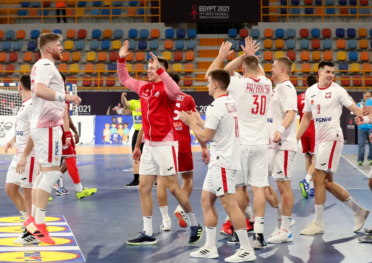 Polska wygrała z Tunezją 30:28, a Hiszpania zaledwie zremisowała z Brazylią 29:29 w pierwszych meczach grupy B mistrzostw świata piłkarzy ręcznych w Egipcie. Do sporej niespodzianki doszło w grupie C, gdzie faworyzowana Chorwacja zremisowała z Japonią 29:29.