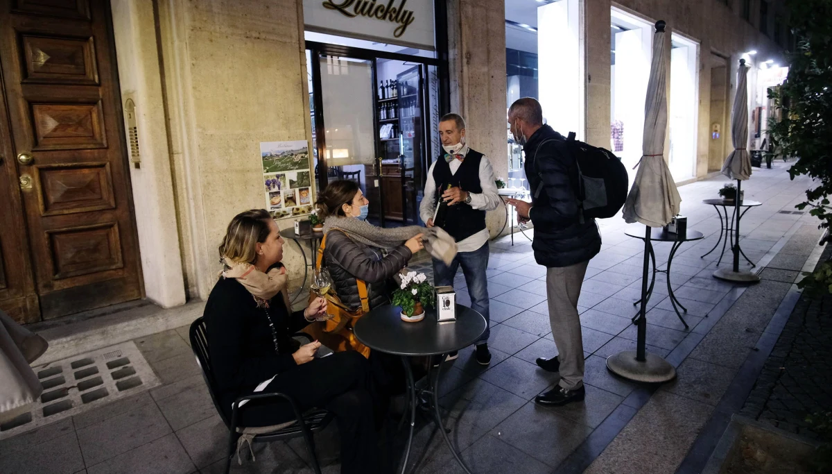 Mniej restauracji i barów we Włoszech niż zapowiadano było otwartych w piątek wieczór wbrew obowiązującemu zakazowi. Restauratorzy wzięli udział w inicjatywie "Ja otwieram" w proteście przeciw restrykcjom, które w większości regionów zaostrzą się w niedzielę.