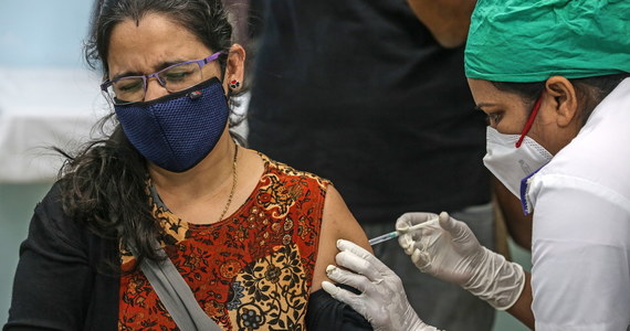 Indyjski premier Narendra Modi poinformował w sobotę podczas wideokonferencji z pracownikami służby zdrowia, że w Indiach rozpoczyna się największa na świecie kampania szczepień na Covid-19, a jako pierwsi zaszczepieni zostaną medycy.