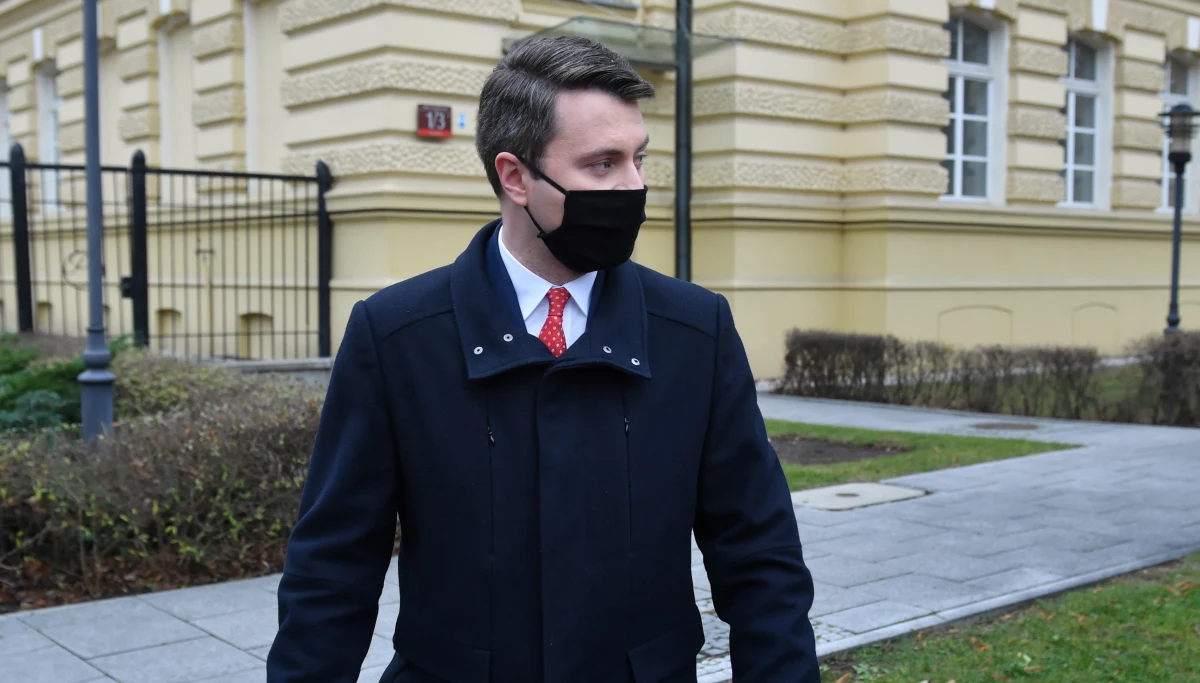 ​Ciąg dalszy zamieszania związanego z próbą odwołania szefa wojewódzkiej stacji sanepidu w Pomorskiem. "Z różnych źródeł docierają do mnie informacje, że prawdziwym powodem odwołania dyrektora WSSE w Gdańsku jest personalna zemsta jednego z posłów z okręgu gdyńsko-słupskiego w stosunku do Pana Augustyniaka" - pisze w interpelacji do ministra zdrowia Adama Niedzielskiego posłanka Lewicy Beata Maciejewska. W rozmowie z RMF FM zdradza, że chodzi o posła PiS Piotra Müllera.