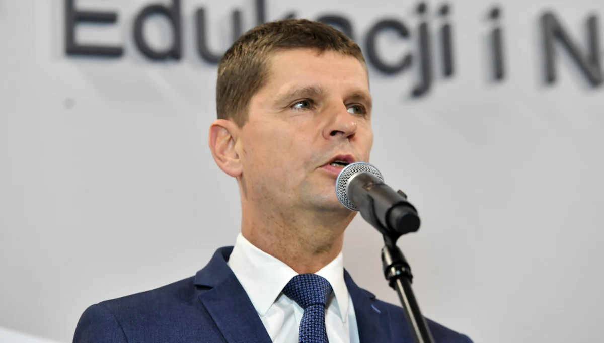 Powrót do szkół uczniów klas 1-3 to odpowiedź na wiele sygnałów mówiących o tym, że najmłodsze dzieci nie najlepiej znoszą naukę na odległość - podkreślił wiceminister edukacji i nauki Dariusz Piontkowski. Wskazał, że za ich powrotem przemawiała też stabilizacja liczby zachorowań na Covid-19.