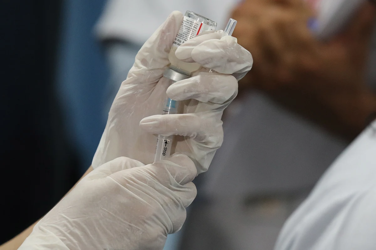 23 starsze osoby zmarły w Norwegii po przyjęciu pierwszej dawki szczepionek firmy Pfizer. Jak informuje państwowa agencja medyczna Statens Legemiddelverk trwa badanie przyczyn zgonów. Na razie sekcja zwłok 13 zmarłych wykazała, że powodem mogły być reakcje niepożądane po podaniu preparatu. W sumie w Norwegii zaszczepiono już około 25 tysięcy starszych osób. 