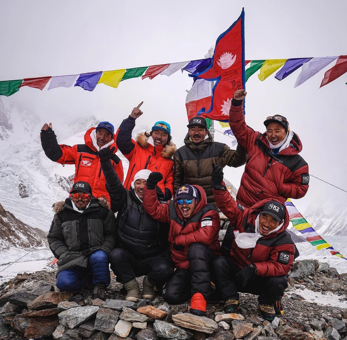 Historyczne wydarzenie - szczyt K2 został zdobyty zimą. Tego wyczynu dokonał zespół Nepalczyków - połączone ekipy z trzech wypraw. K2 to druga najwyższa góra na Ziemi.