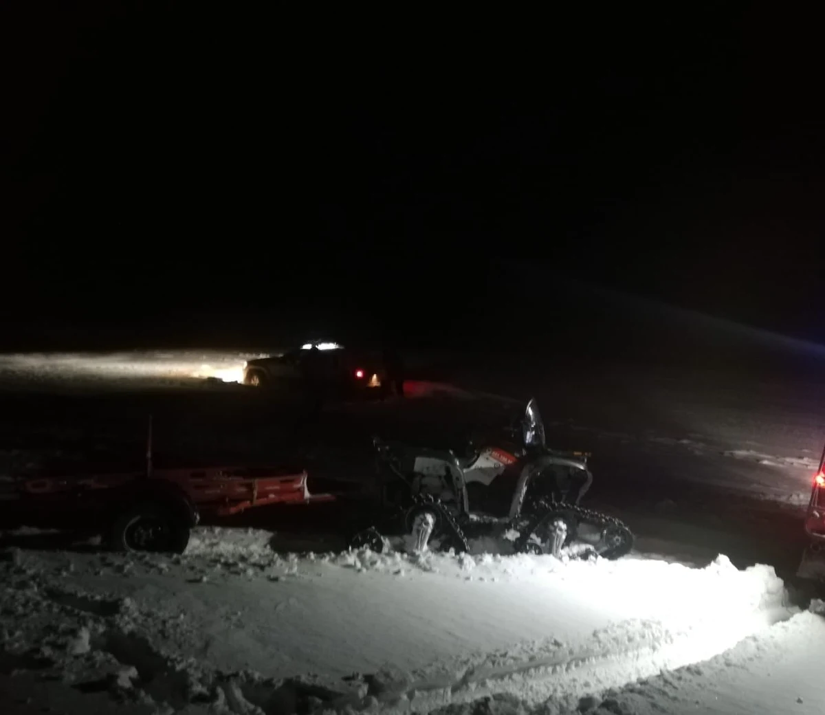 Nocna akcja ratunkowa GOPR w Beskidzie Sądeckim. Goprowcy pomogli 6 osobom w samochodzie terenowym, których auto terenowe utknęło w śniegu.Według relacji ratowników, amatorzy off-roadu byli zupełnie nieprzygotowani do zimowych warunków.