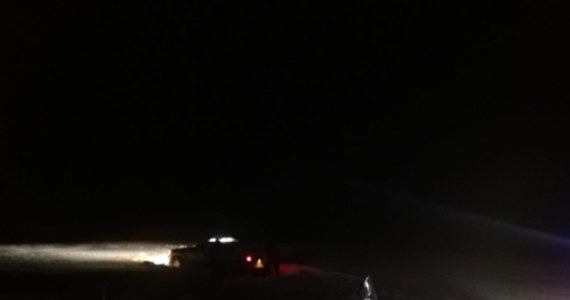 Nocna akcja ratunkowa GOPR w Beskidzie Sądeckim. Goprowcy pomogli 6 osobom w samochodzie terenowym, których auto terenowe utknęło w śniegu.Według relacji ratowników, amatorzy off-roadu byli zupełnie nieprzygotowani do zimowych warunków.