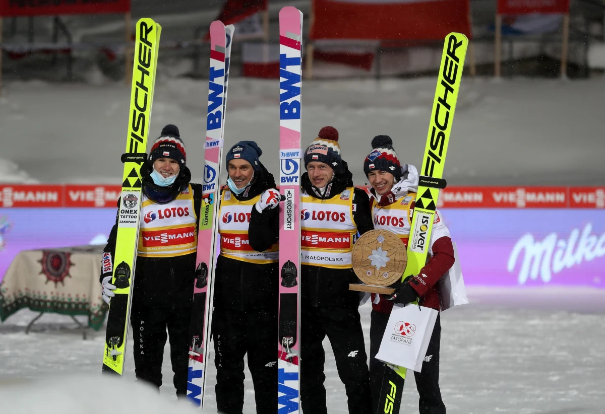 To był jeden z tych konkursów Pucharu Świata, które trzymają kibiców w napięciu do ostatniej chwili. Choć Polacy mieli 21 punktów przewagi nad Austriakami na półmetku, to ostatecznie reprezentanci Austrii wygrali w Zakopanem. Na najniższym miejscu podium wylądowali Norwegowie. 