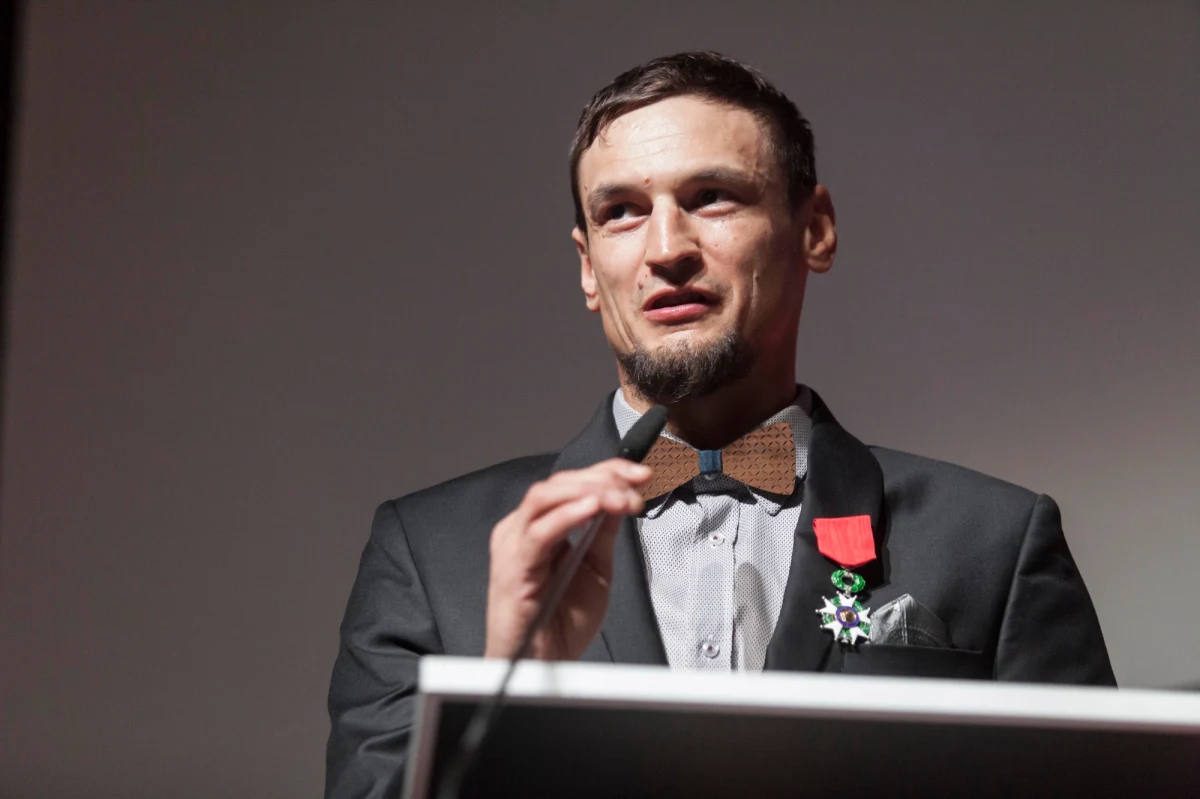 "Kończy się pewna era podboju gór najwyższych. Wszystkie ośmiotysięczniki mają swoje wejścia latem i zimą. Chyba dobrze, że ten ostatni rozdział napisali samodzielnie Nepalczycy, którzy w tej historii podboju odgrywali niezwykle istotną, a często mało docenianą rolę" - tak w rozmowie z RMF FM Adam Bielecki komentuje pierwsze zimowe zdobycie K2. "Widzę pewną klamrę. Nepalczycy byli obecni przy pierwszym wejściu na Everest, przy pierwszym wejściu na Annapurnę i towarzyszyli praktycznie wszystkim wyprawom zdobywającym ośmiotysięczniki po raz pierwszy, a teraz na koniec samodzielnie stają na szczycie K2 zimą. Mam nadzieję, że to jest początek kariery nepalskich wspinaczy na arenie himalaizmu sportowego. Tego im bardzo życzę" - dodaje. Nie porzuca też myśli o próbie zdobycia tej góry zimą bez użycia dodatkowego tlenu. "Tak jak moje wejścia zimowe można poprawić stylowo, tak na pewno wejście Nepalczyków też można stylowo poprawić. To nie jest tak, że K2 z dnia na dzień przestało mnie interesować" - podkreśla w rozmowie z Michałem Rodakiem.