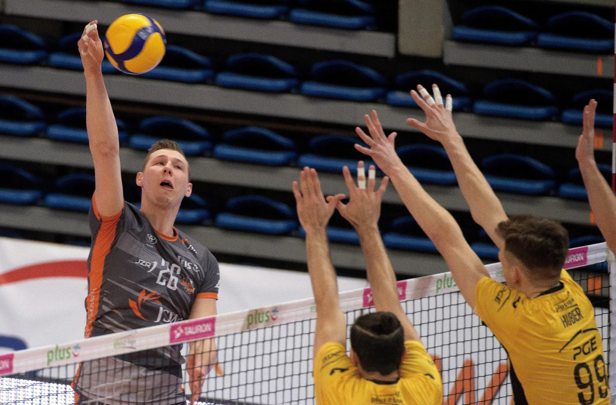 „Nasza sytuacja wygląda naprawdę źle” - przyznał libero PGE Skry Kacper Piechocki po sobotniej przegranej z Jastrzębskim Węglem 0:3 (25:27, 23:25, 18:25). To trzecia z rzędu we własnej hali i dziesiąta w ogóle porażka bełchatowian w tym sezonie ekstraklasy siatkarzy.