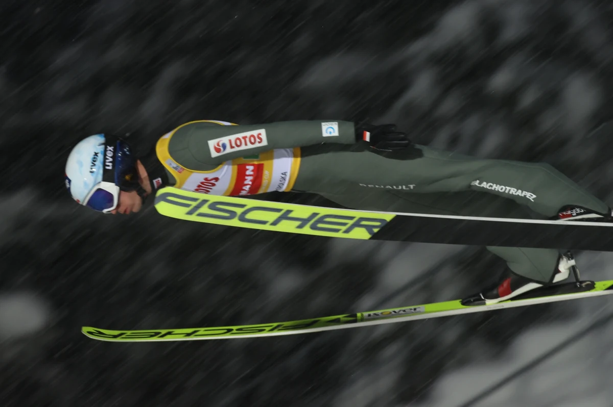 "Przy tych warunkach jest się z czego cieszyć" -  ocenił Kamil Stoch zajęcie przez biało-czerwonych drugiego miejsca w sobotnim konkursie drużynowym Pucharu Świata w Zakopanem. Wygrali Austriacy, a Norwegowie stanęli na najniższym stopniu podium.